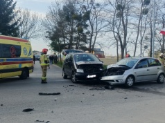Zderzenie Seata z Fordem w Hańsku. Dwie osoby trafiły do szpitala