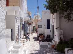 Nie Santorini, nie Mykenos. Nie ma tu drogich hoteli. Za to jest coś, co w Grecji znika najszybciej