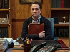 Matthew Rhys walczy z klątwą i awariami prądu. "Wdowia Zatoka" zaskakuje humorem