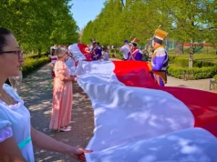 Legniczanie wspólnie rozwinęli ponad półkilometrową polską flagę (FOTO)