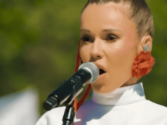 Doda zaśpiewała hymn w czasie Dnia Flagi. Niesamowite, na co zwrócili uwagę trenerzy wokalni