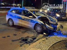 Rozbity radiowóz w centrum Warszawy. Policjantka zderzyła się z fordem