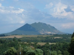 Ma mniej niż 700 m, a robi większe wrażenie niż znane szczyty. Gdzie znajduje się ta góra?