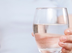 Kto powinien pić mineralną, kto źródlaną? Wybór wody ma znaczenie