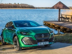 Nowe Renault Clio 6, Twingo i 5 zabijają konkurencję we Francji. Trzej muszkieterowie marki zbierają masowo zamówienia