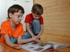 Czytałam synom książkę "dla dziewczynek". Ich reakcja otworzyła mi oczy na lata 90.