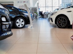 Ceny paliw wystrzeliły. Europejczycy rzucili się na elektryki