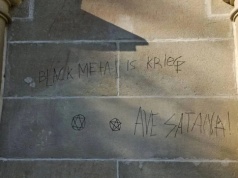 Dewastacja kapliczek w Kalwarii Zebrzydowskiej. "Uderzenie w naszą wspólną historię i wartości"