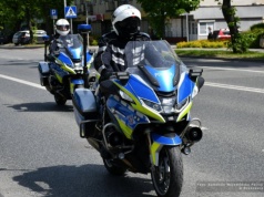 Pościg za BMW przerwany przez wypadek. Motocykl uderzył w kobietę