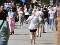 Turyści korzystają z pogody nad Bałtykiem