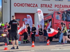 W Tuchomiu świętują małą i dużą rocznicę. Bieg ku chwale konstytucji i… miejscowej OSP