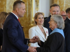 Prezydent wręczył Ordery Orła Białego. Dwoje artystów wśród odznaczonych