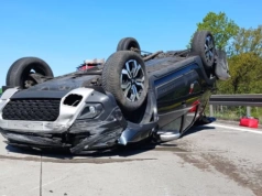 Wypadek i dachowanie na A4. Dwie osoby ranne i zablokowana autostrada