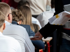 Podwójne roczniki utrudniają organizację egzaminów dojrzałości. Maturzystów jest rekordowo dużo