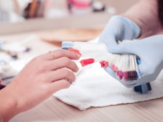 Ten manicure optycznie odmładza dłonie. Dla pań po 50-tce jak znalazł