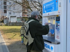 Tak się robi interesy na kranówce. Na ulicach wyrosły automaty, wiadomo, kto na tym zarabia