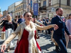 Lublin: mieszkańcy zatańczyli poloneza z okazji 235. rocznicy uchwalenia Konstytucji 3 maja