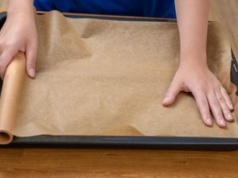 Kiedy papier do pieczenia truje? Sprawdź, zanim włączysz piekarnik