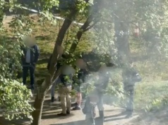 Kobieta postrzelona z broni pneumatycznej na Bródnie. Policja na miejscu pracowała przez kilka godzin