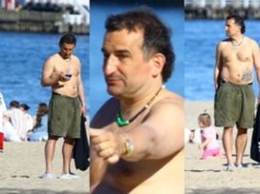 Michał Koterski świeci WIELKIM TATUAŻEM na brzuchu podczas majówki z synem w Sopocie (ZDJĘCIA)