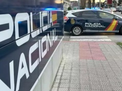 Technicy w białych kombinezonach na ulicy. Krwawy atak w popularnym kurorcie