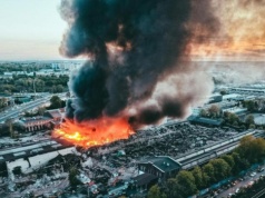 Pożar fabryki w Gliwicach przy Dubois. Trwa dogaszanie, kierowcy powinni uważać