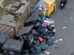 Krajobraz po majówce. Śmieciowy tryptyk z rzeszowskiego Rynku