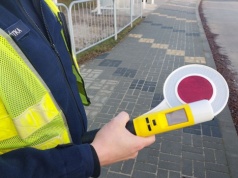 Nietrzeźwy dziadek z 1,5 promila i 12-letnim wnukiem w aucie. Policja nie miała wątpliwości