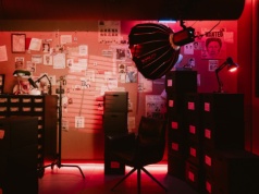 Tablica śledcza i klimat retro. Czołowy twórca true crime w Polsce pokazał nowe studio