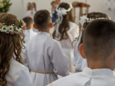 Ile włożyć do koperty na Pierwszą Komunię? Eksperci ustalili widełki. „Wariant zachowawczy”