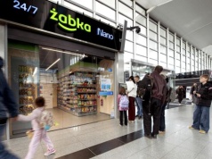 Pierwsza taka Żabka w Polsce. Sieć otwiera bezobsługowy sklep na lotnisku