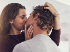 Uważaj, jak całuje cię partner. Jeśli robi to w ten sposób, może coś przed tobą ukrywać