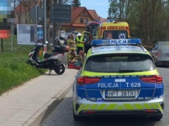 Zderzenie na DK16 z udziałem motorowerzysty. Służby pracują na miejscu