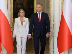 Marta Nawrocka dzień po dniu zaskoczyła Polaków. To jej dwa oblicza