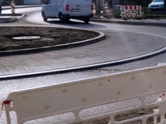 Utrudnienia w Kostuchnie. Wymieniają nawierzchnię na nowym rondzie