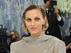 Anja Rubik postawiła na odważne prześwity na Gali MET. Odsłoniła za dużo?