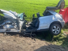 Tragiczny wypadek na drodze. Kierujący Audi A3 uderzył w drzewo. Nie żyją dwie młode osoby