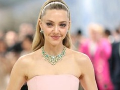 MET Gala 2026. Amanda Seyfried postawiła na pudrowy róż. Wyglądała niczym KSIĘŻNICZKA