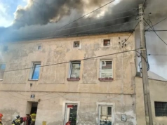 Pożar kamienicy w Paczkowie. W akcji gaśniczej ucierpiał strażak.