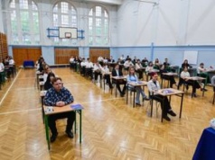Wnieśli telefon na maturę. CKE o unieważnieniu egzaminów w całym kraju
