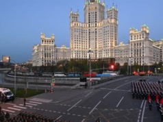 Nocny atak dronowy Ukrainy na Rosję. W tle parada wojskowa w Moskwie