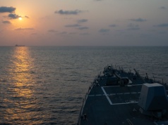 Media: zidentyfikowano dwa niszczyciele US Navy, które odparły irański atak