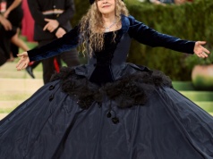Stevie Nicks zadebiutowała na Met Gali. 77-letnia ikona muzyki znów udowadnia, że moda nie zna wieku