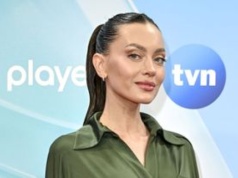 Wskoczyła w marynarkę i jeansy, ale spójrzcie na buty. Już są hitem