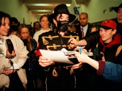 28 lat temu na maturę wpadł Michael Jackson. Kwiaty wręczyła mu maturzystka, która dziś jest gwiazdą