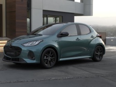 Jak zmienia się hybrydowa Mazda 2?