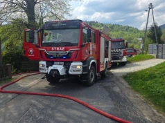 Pożar w domu Szklarskiej Porębie. Czujność sąsiadów i błyskawiczna interwencja straży zapobiegły tragedii.