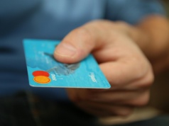 Fundusz awaryjny vs. karta z limitem – jak zbudować wielopoziomowy system bezpieczeństwa finansowego?