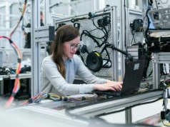 Kobiety w obronności i technologii. Coraz większa rola w systemach radarowych i antydronowych