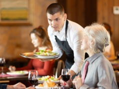 Odwrócony napiwek w restauracji. Goście reagują entuzjastycznie